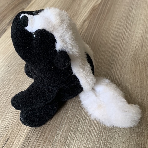 Floppies by GANZ 9" Benny Skunk CH1497 laying Bean Bag 1996 Floppy BeanBag Plush - Picture 3 of 9